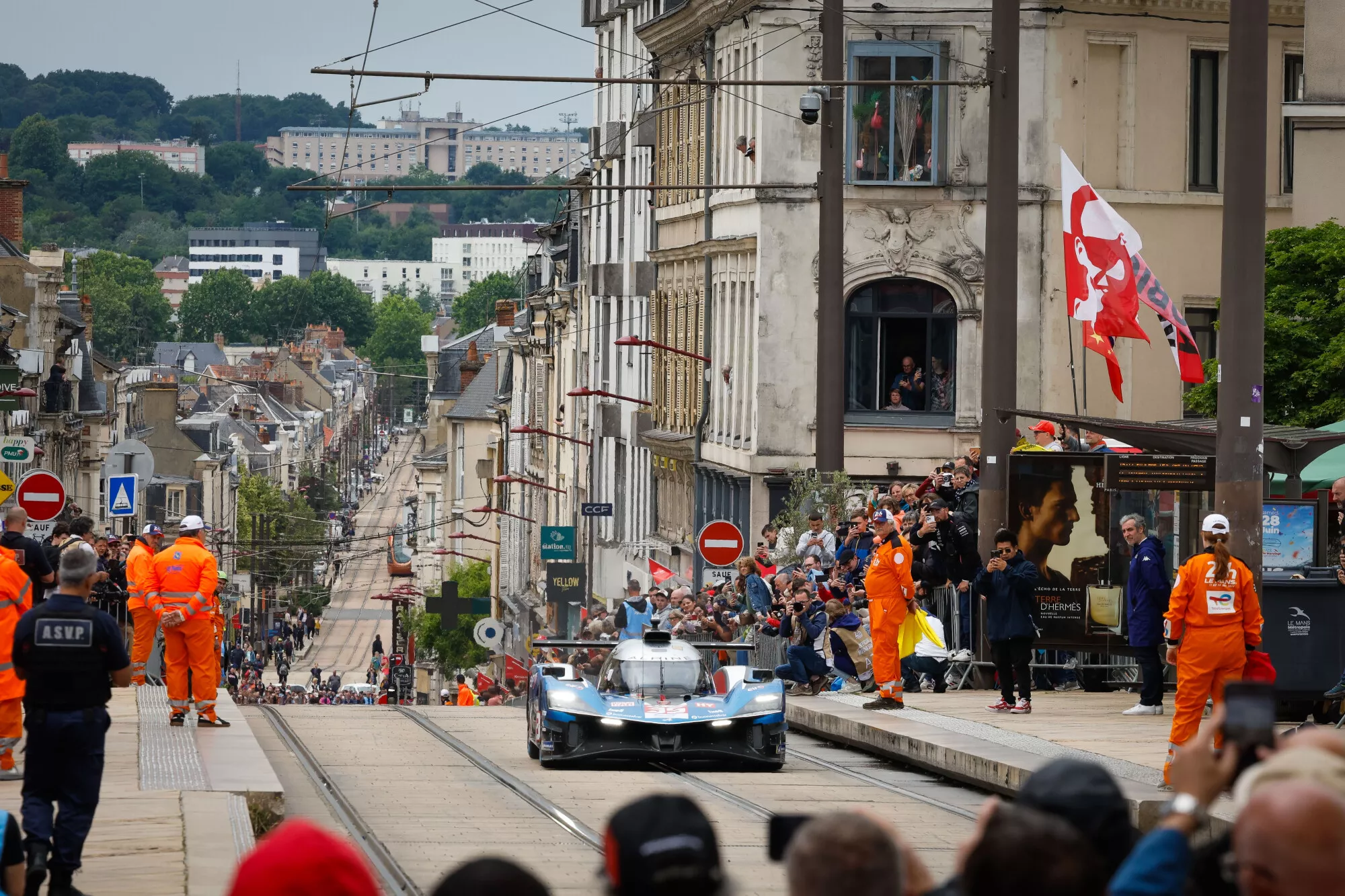 Les voitures défilent avant les 24h du Mans
